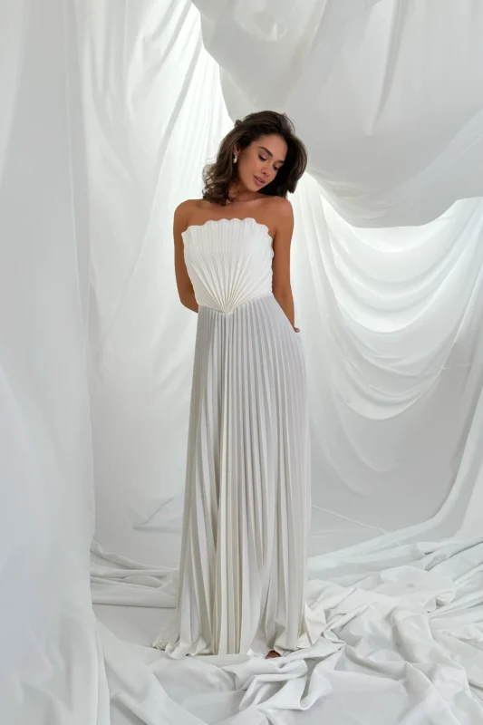 Modern bridal dress with a full-circle pleated skirt by REPULO’S