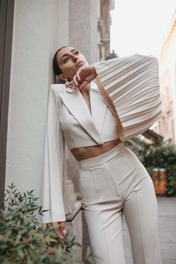 Elegant cropped blazer for dresses and trousers by REPULO’S