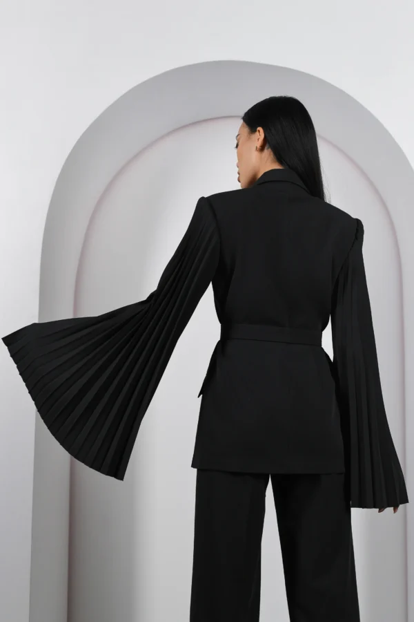 Black fitted blazer with pleated sleeves by REPULO’S