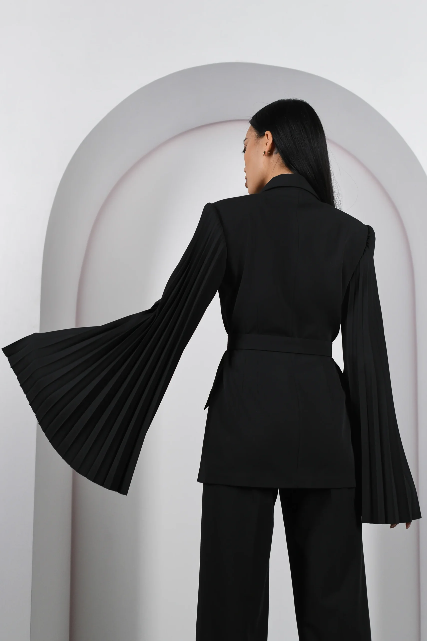 Black fitted blazer with pleated sleeves by REPULO’S