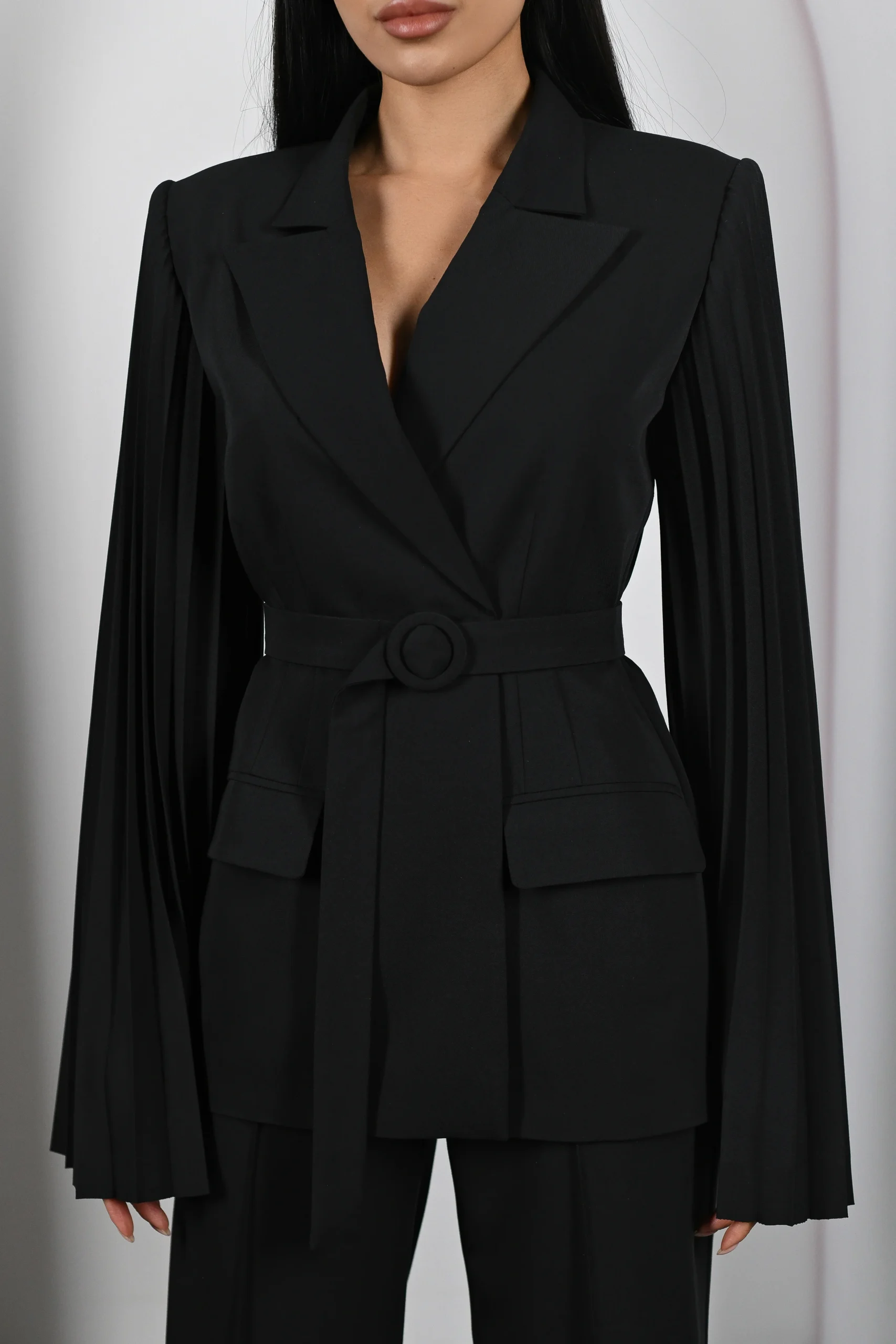 Tailored black blazer with belt and pleated sleeves by REPULO’S