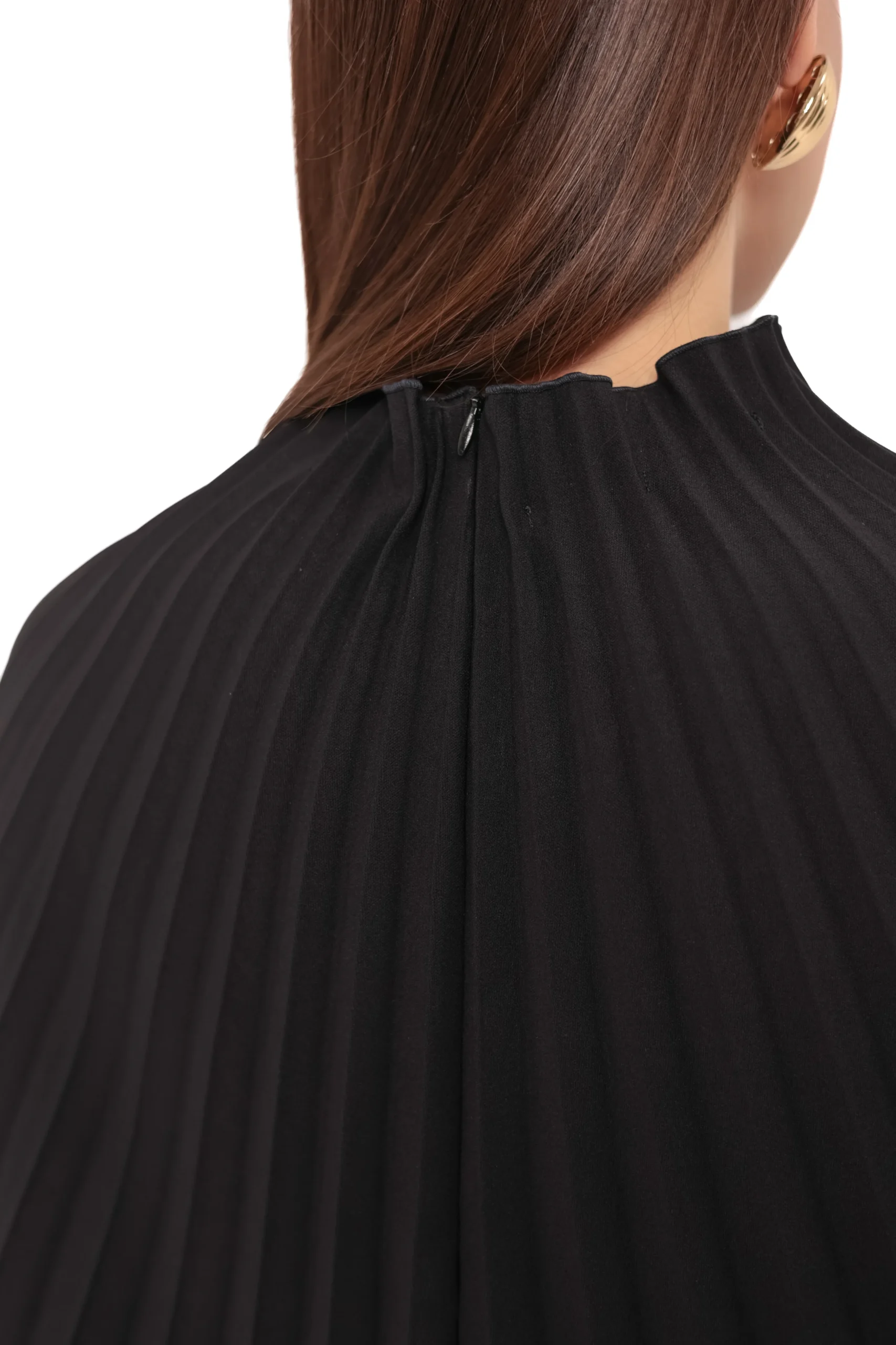 Pleated black cape with elegant turtleneck by REPULO’S - detail