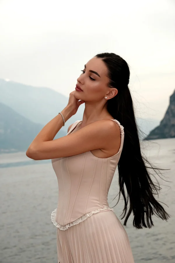 Luxury beige lace corset featuring a fitted bodice and romantic feminine details by REPULO’S