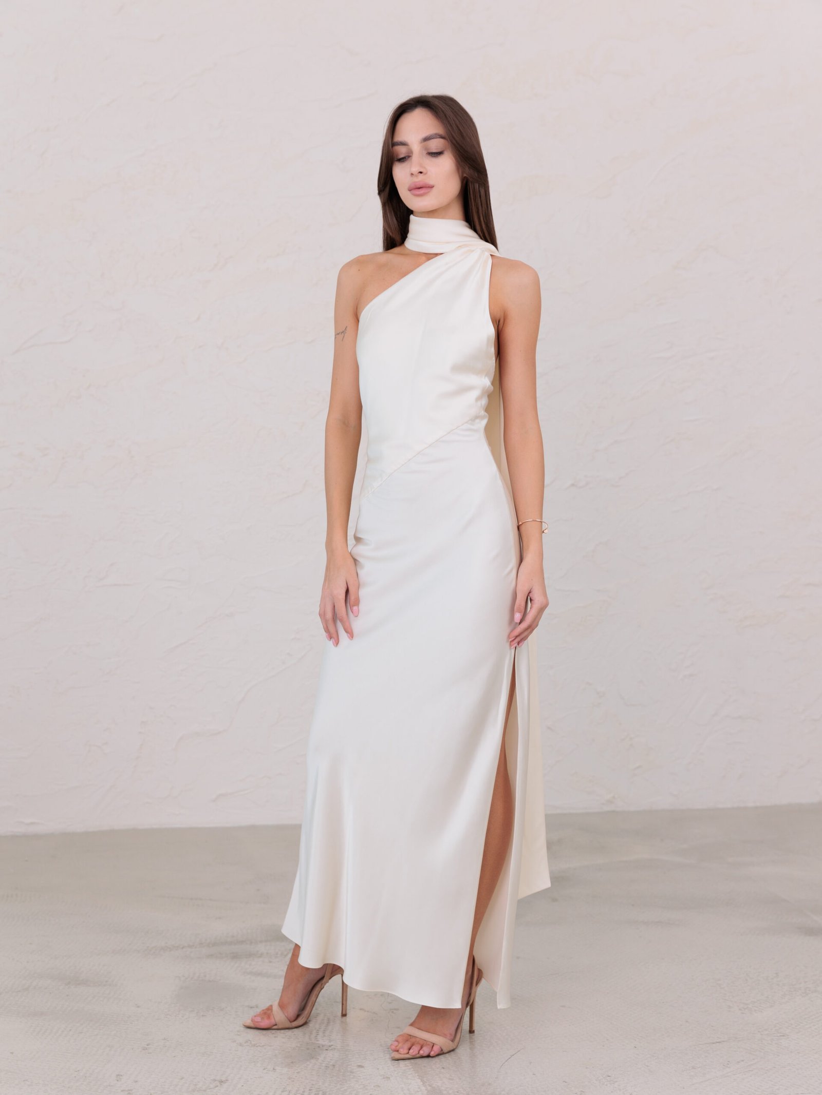 Minimalist silk satin dress for black-tie events by REPULO’S