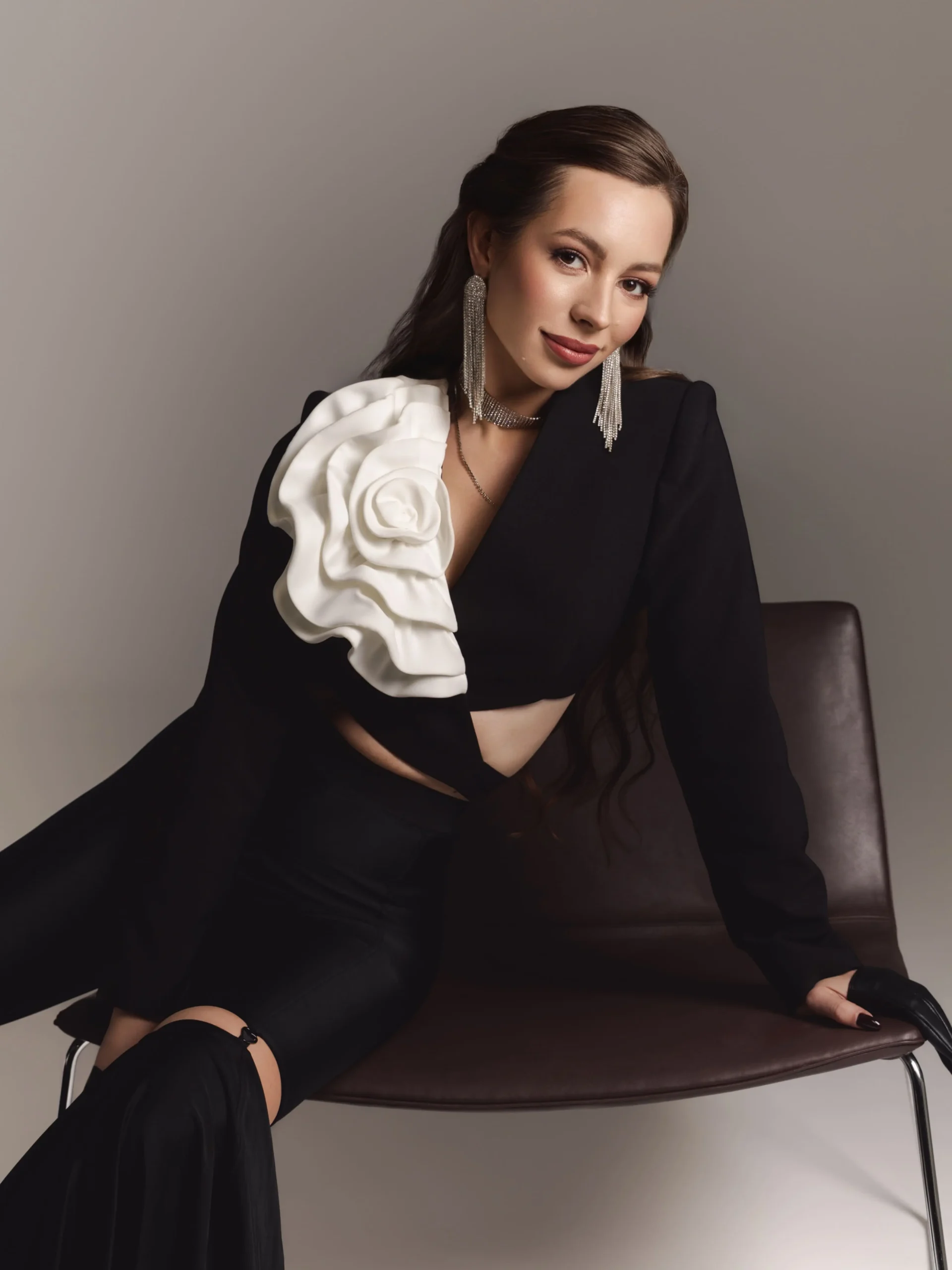 Dasha Moss в образі від REPULO’S — укорочений жакет на запах з об’ємною квіткою «Розалі»