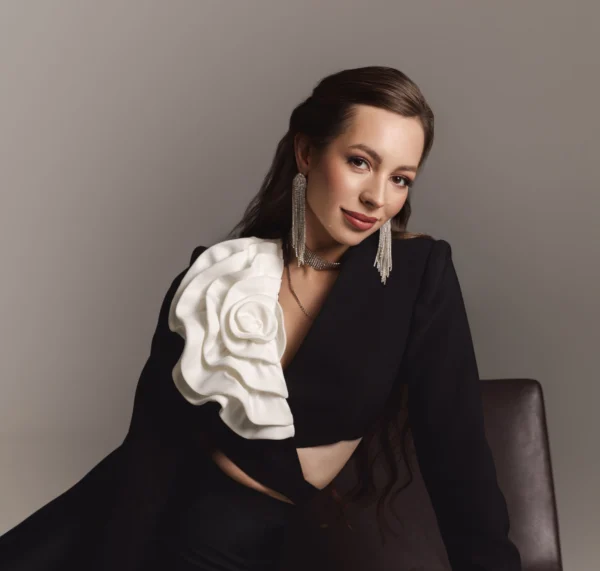 Dasha Moss у стильному вечірньому образі REPULO’S з жакетом на запах, білою квіткою «Розалі» та витонченими прикрасами.