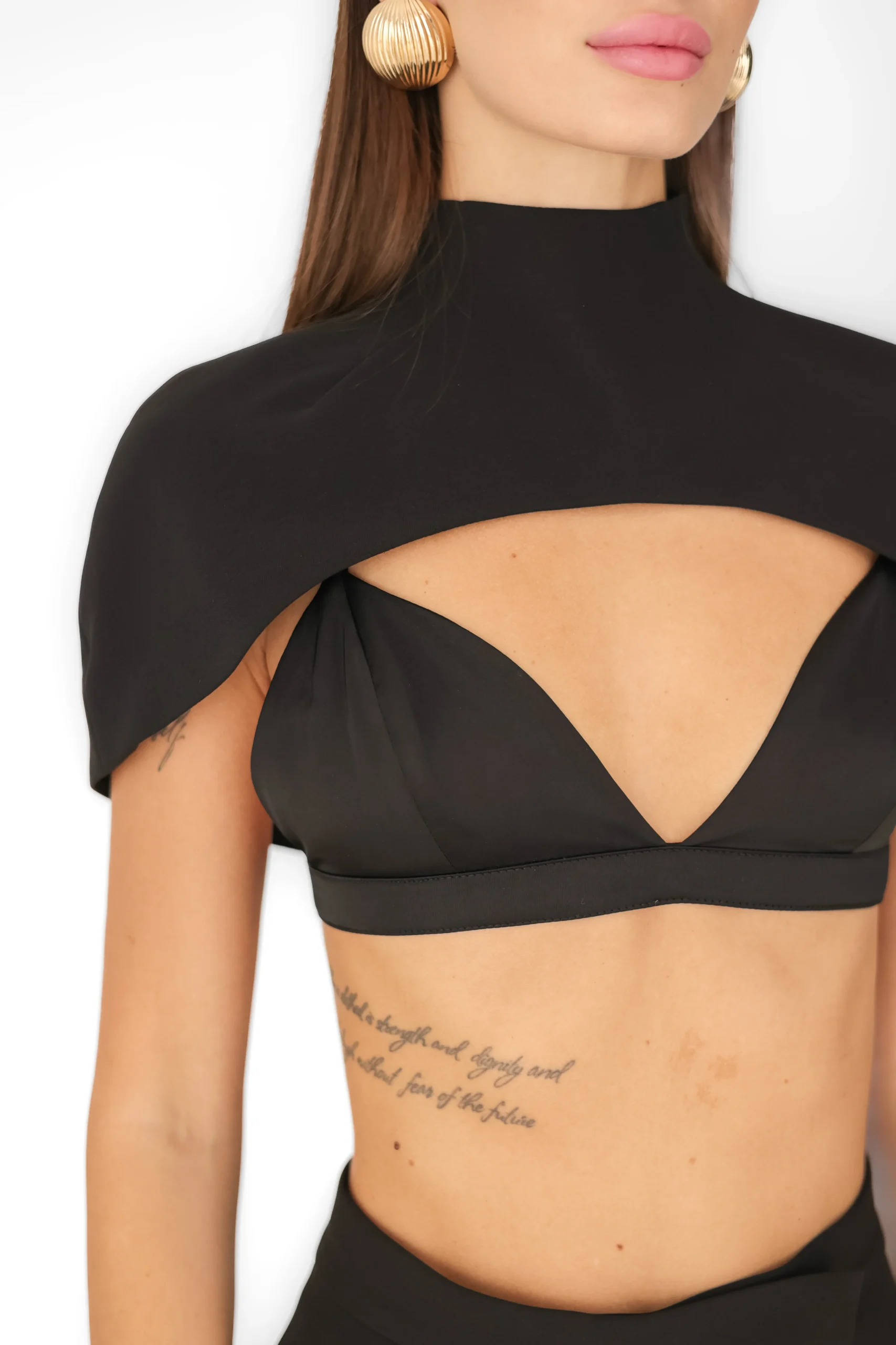 Detail of the semicircular front cut-out on the short turtleneck cape Aurora