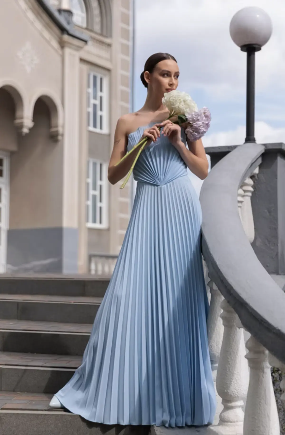Light blue pleated one-shoulder bridesmaid dress by REPULO'S — an example of a calm accent colour for the bridal party