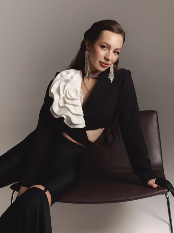 Dasha Moss (Даша Мосс) у чорному плісированому образі REPULO'S із білою об'ємною трояндою