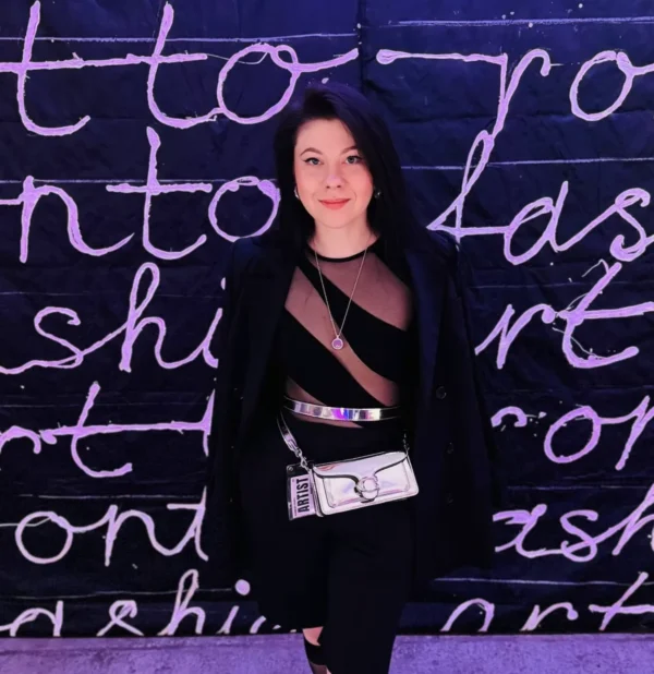 Катерина Нечипоренко, власниця та дизайнерка REPULO’S, на фоні неонової fashion-стіни у Варшаві