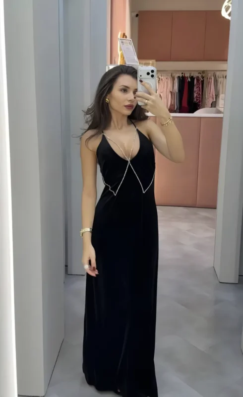 Liza Gacko в оксамитовій максі-сукні Mila від REPULO’S з відкритою спиною та кристалами