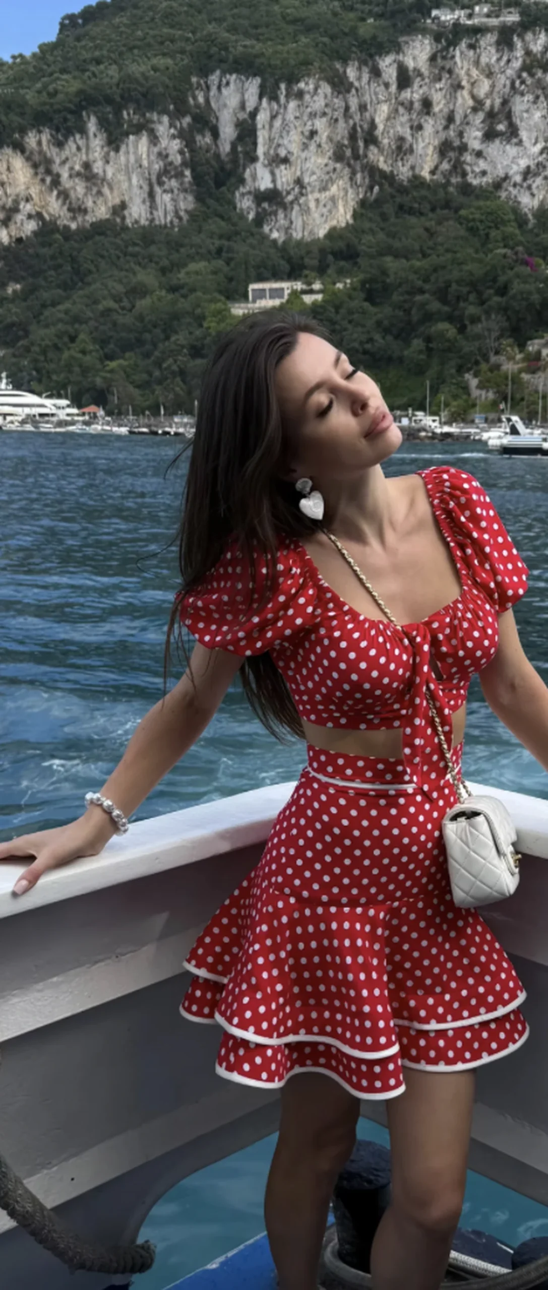 Czerwony komplet w groszki Kola od REPULO'S na lodzi wzdluz Wybrzeza Amalfi