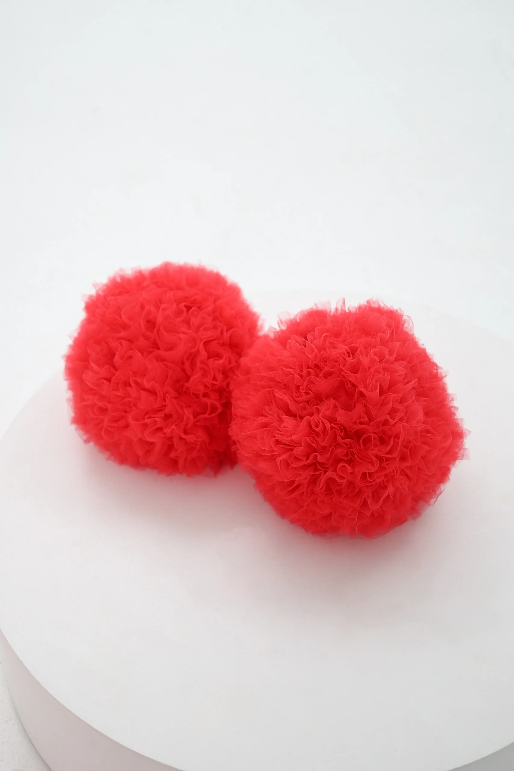 Pair of red detachable tulle puff sleeves, product photo