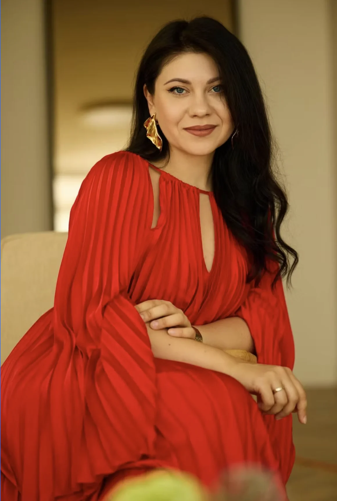 Катерина Нечипоренко, засновниця REPULO'S, у червоній плісированій сукні — бренд на Warsaw Fashion Week 2025
