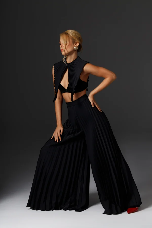 Pantalon palazzo plissé Amber, détail de la taille haute, REPULO'S