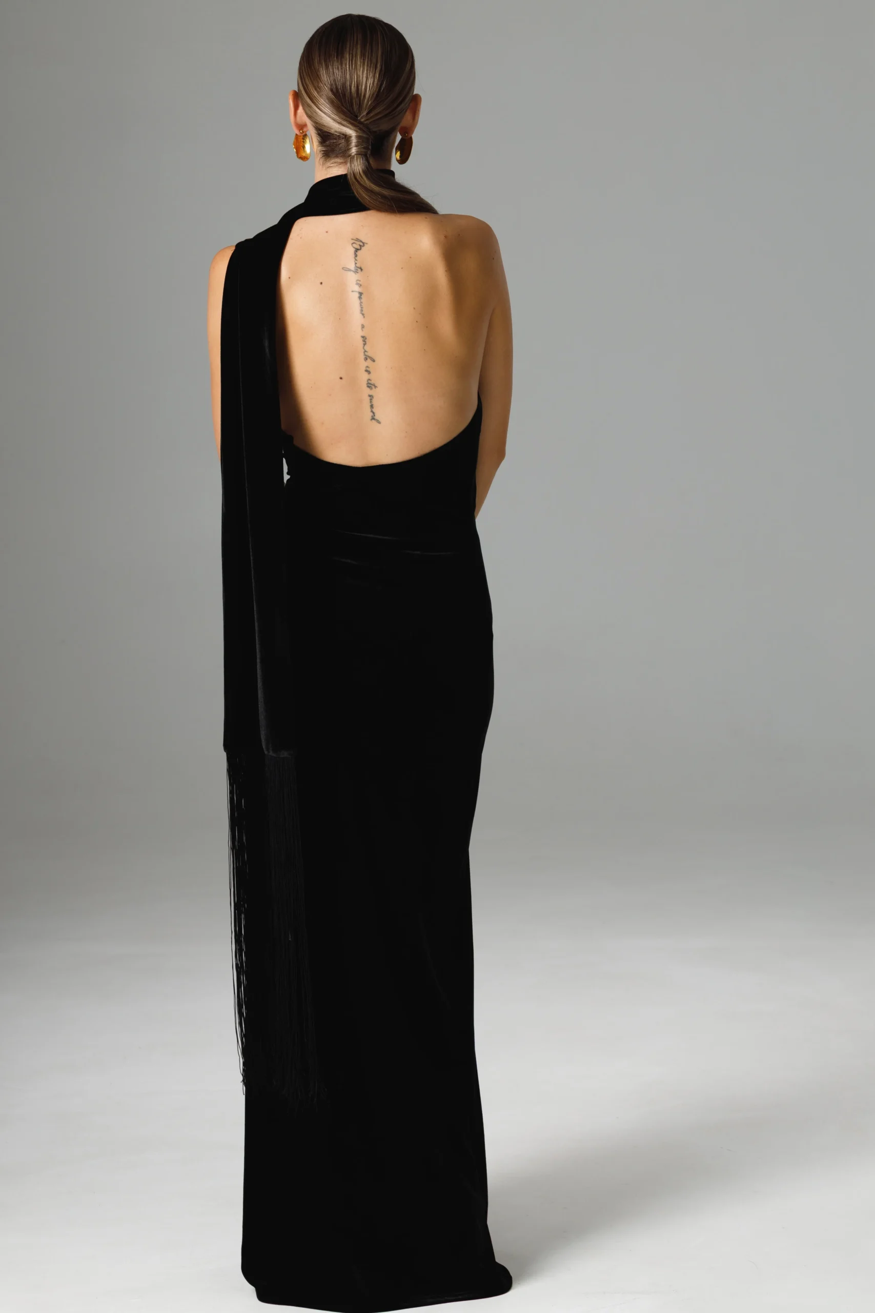 Black evening gown with a long scarf finished with fringe, REPULO’S