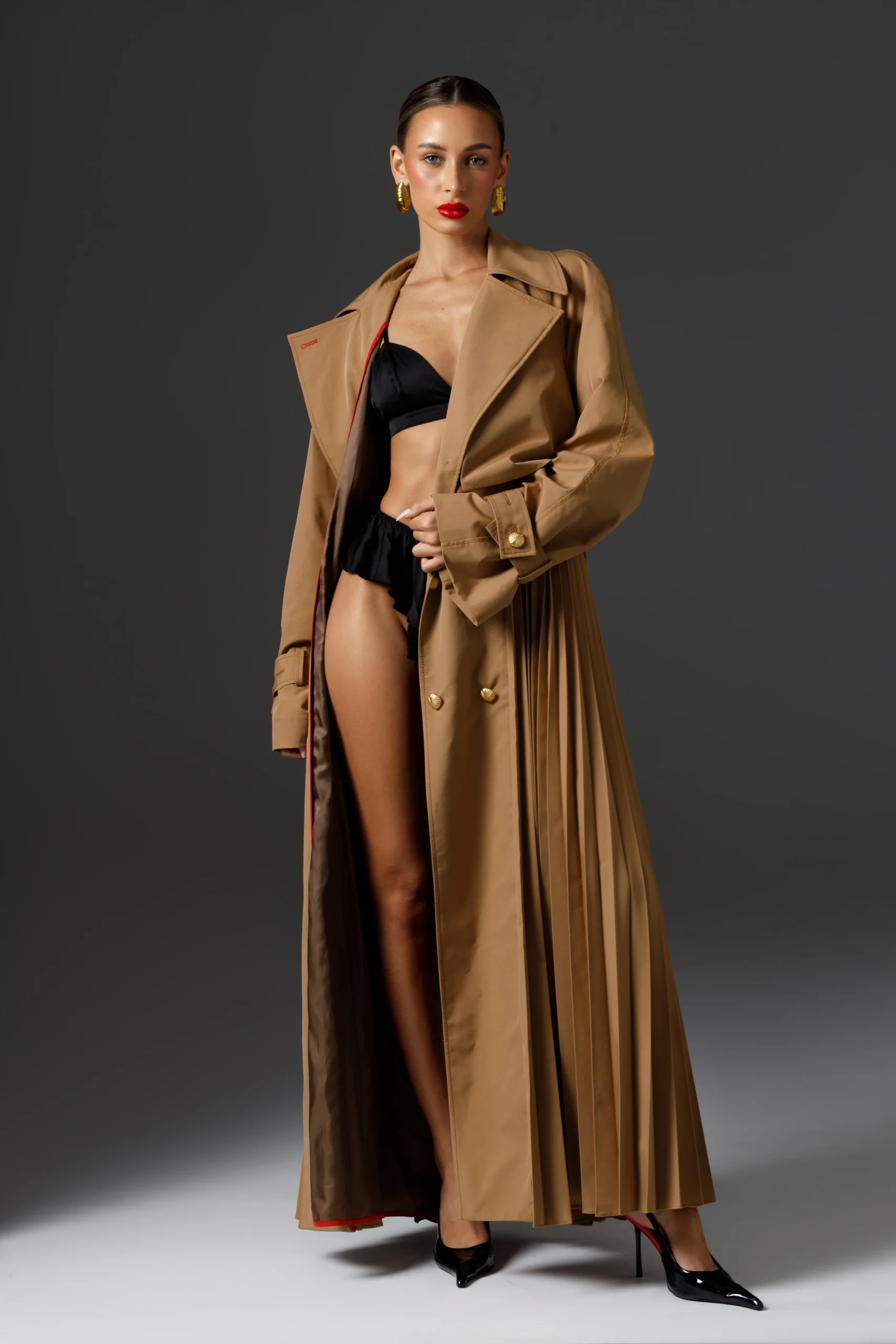 Langer Damen-Trenchcoat Amber in warmem Toffee mit goldenen Knöpfen, REPULO'S
