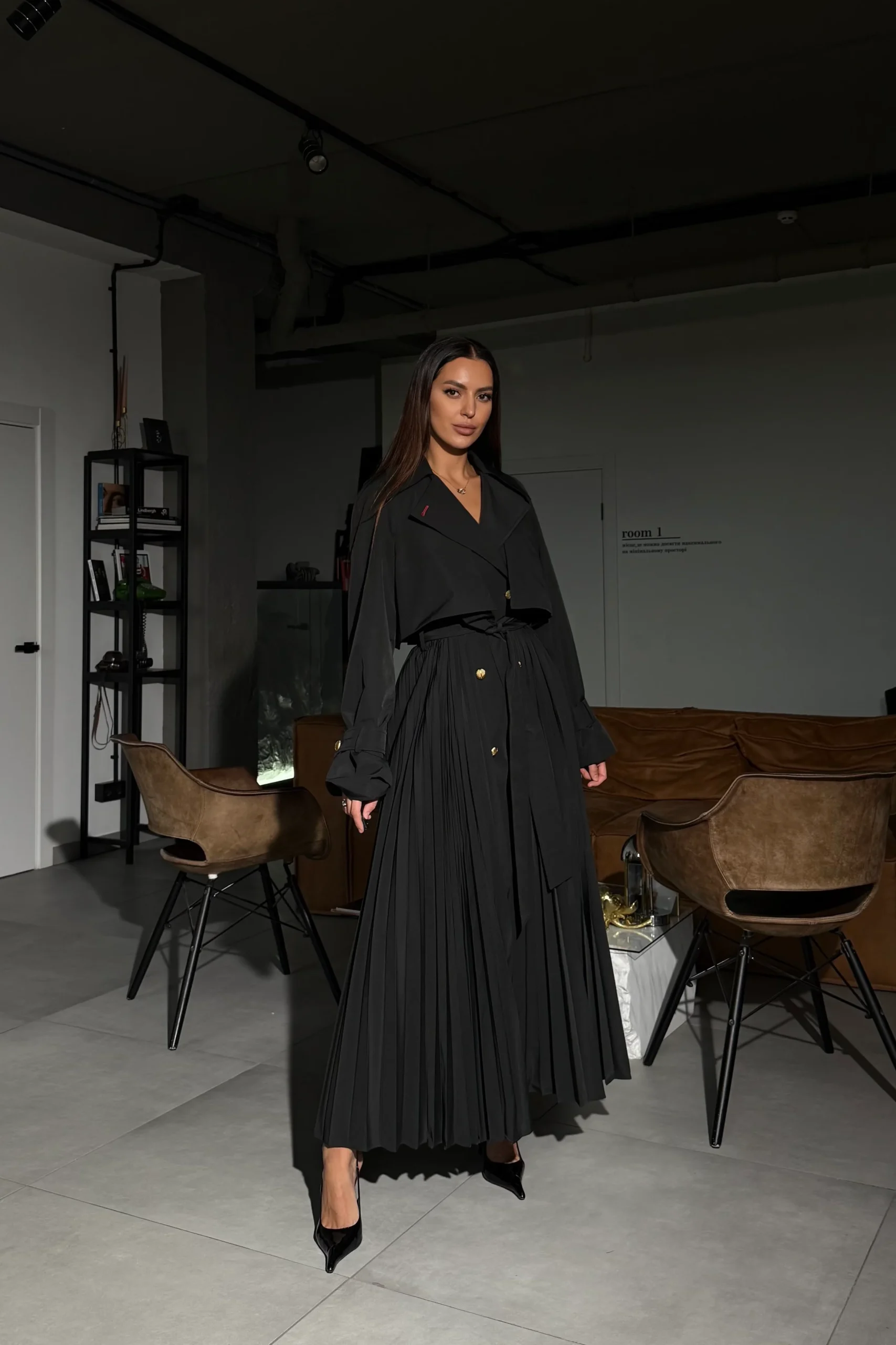 Gabardina larga de mujer Amber en gris ceniza con llamativa espalda plisada, REPULO'S