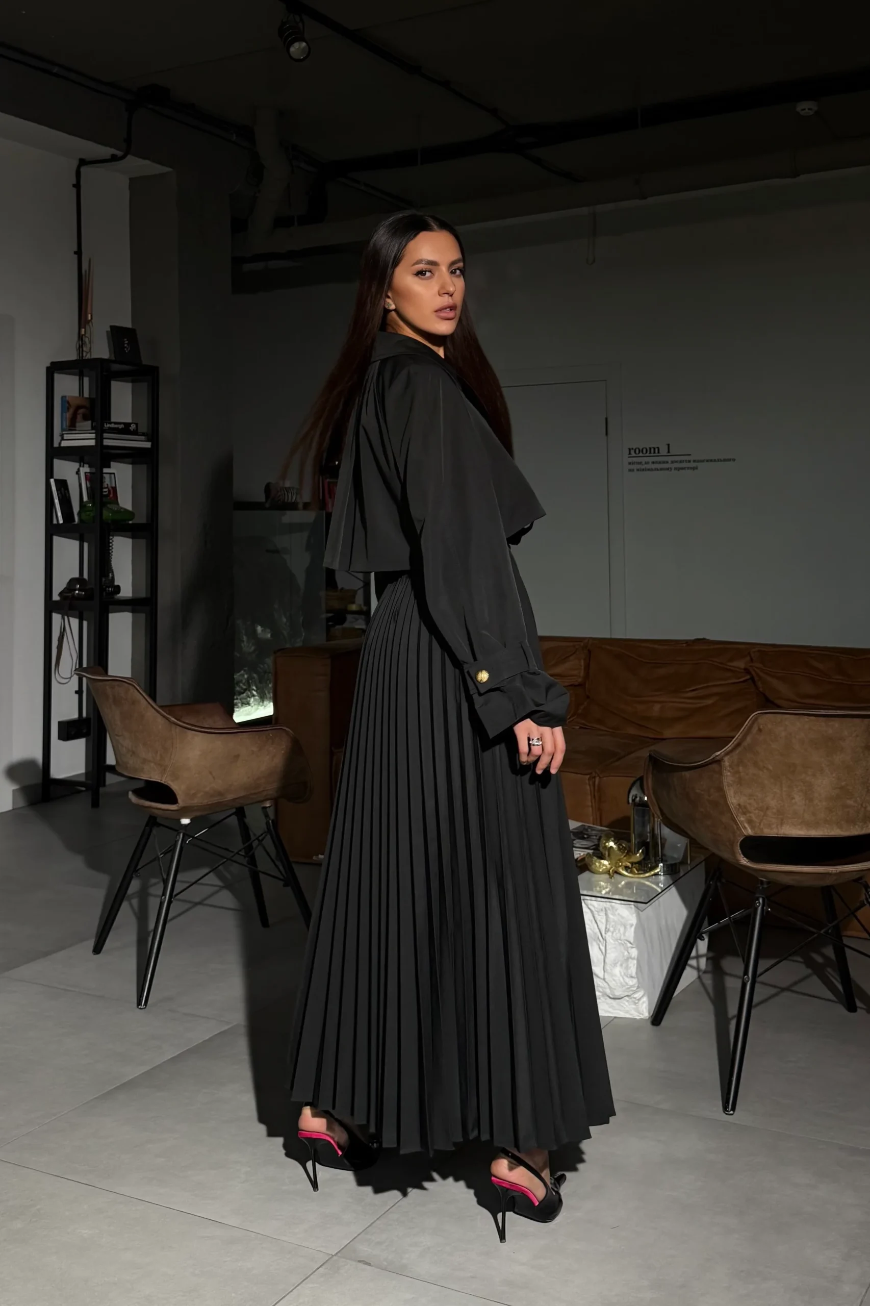 Gabardina maxi de mujer Amber en gris ceniza con espalda plisada, REPULO'S