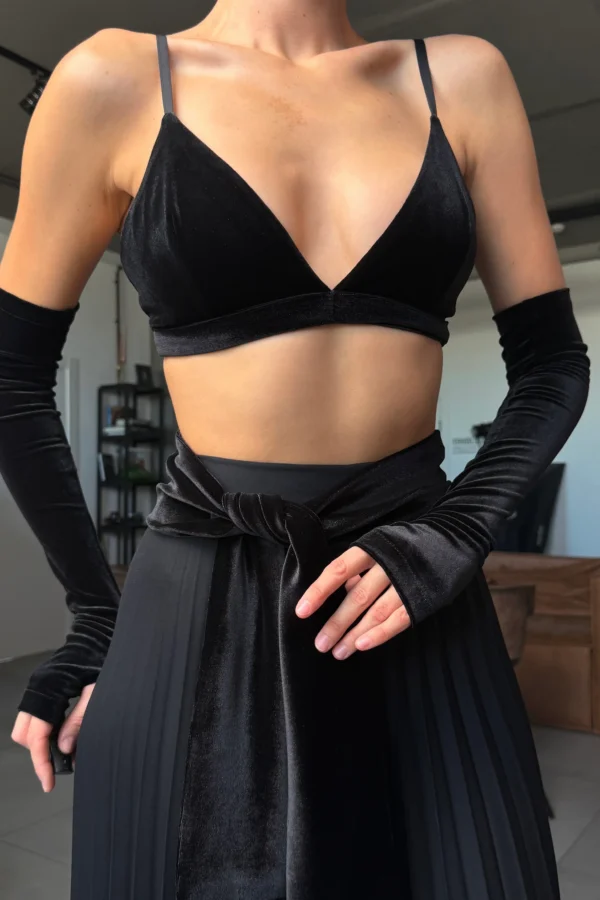 Wide black women’s velvet belt defining the waist, REPULO’S