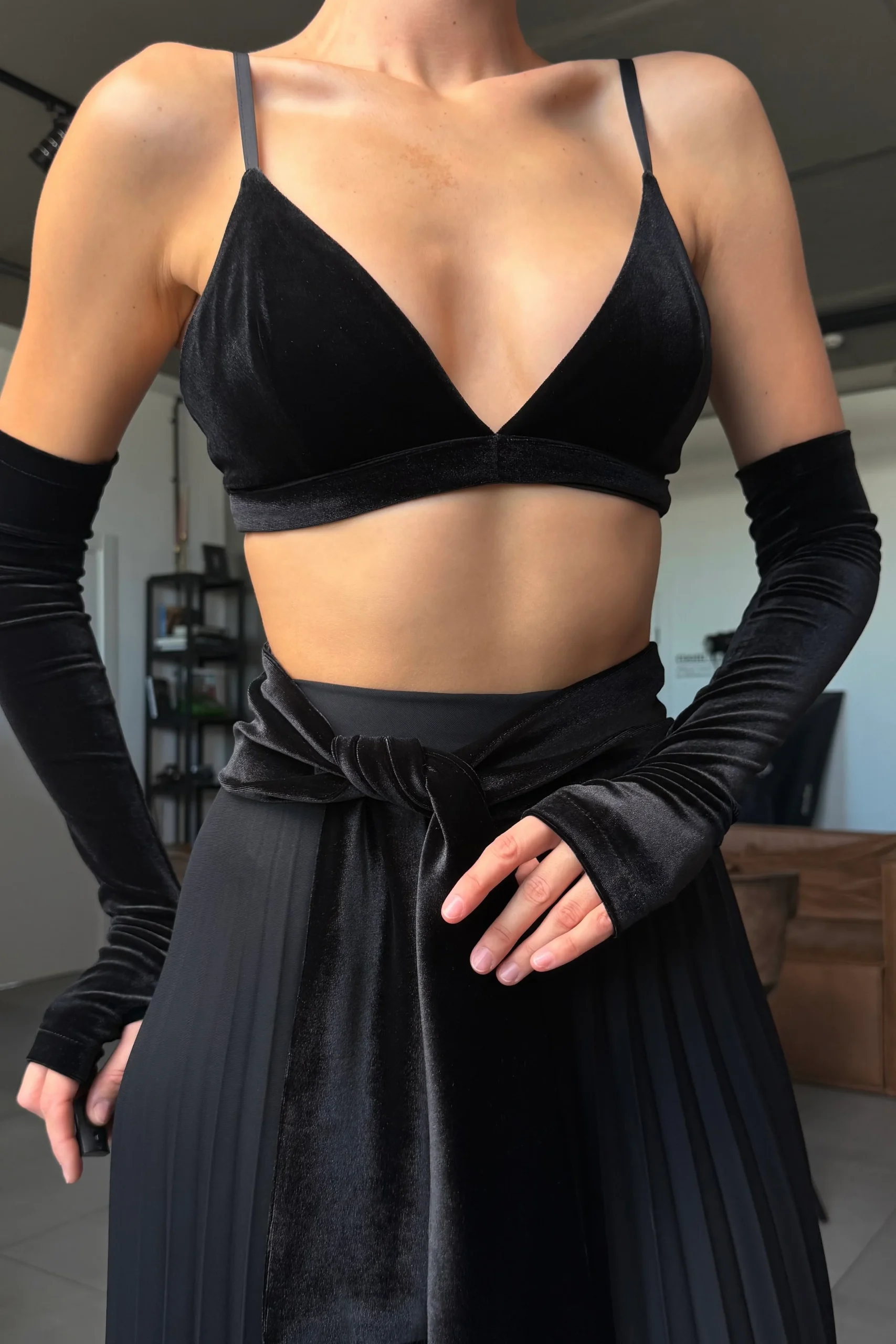 Wide black women’s velvet belt defining the waist, REPULO’S