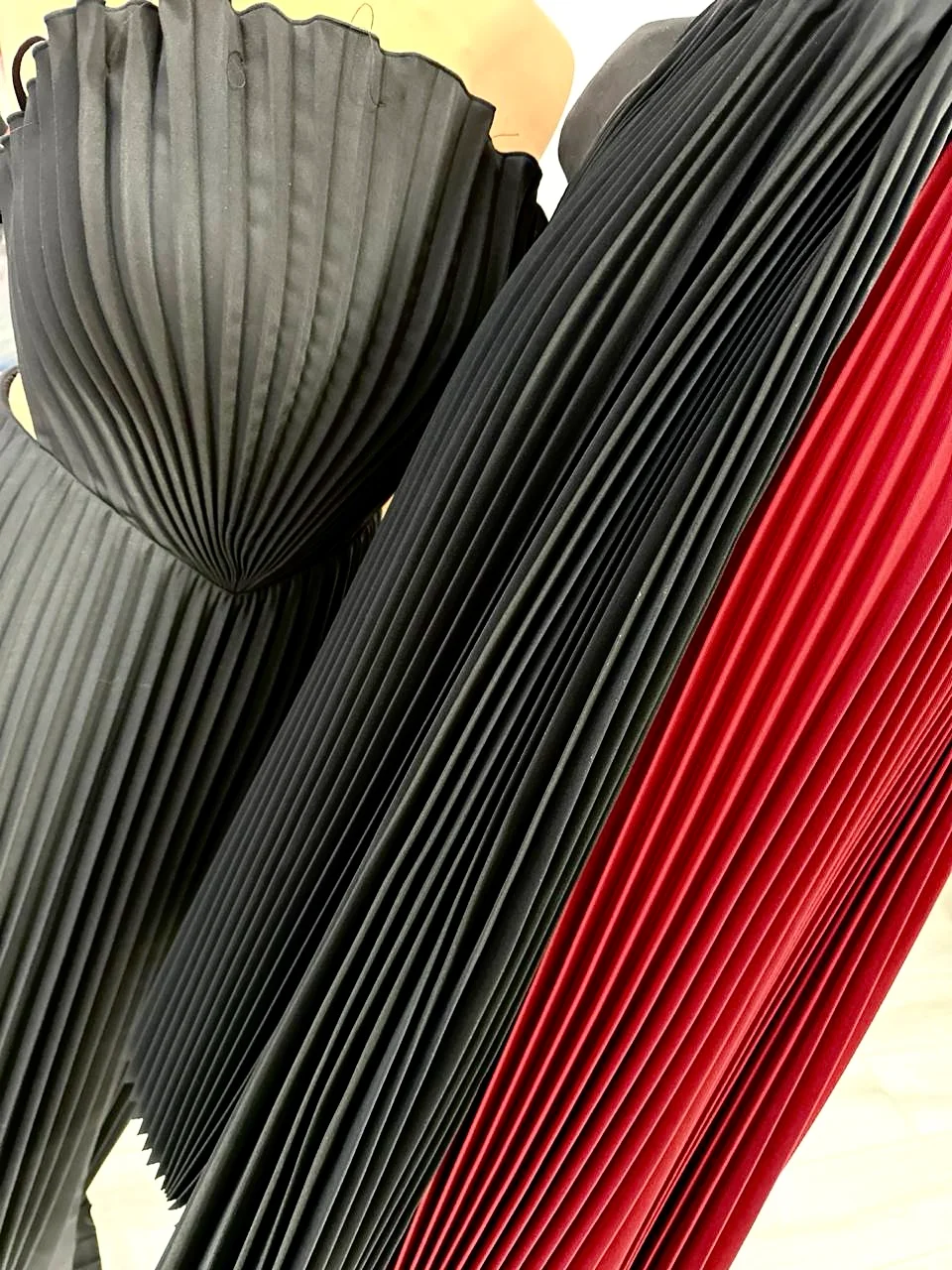 Fan-pleated bodice and REPULO'S pleats in black and ripe cherry