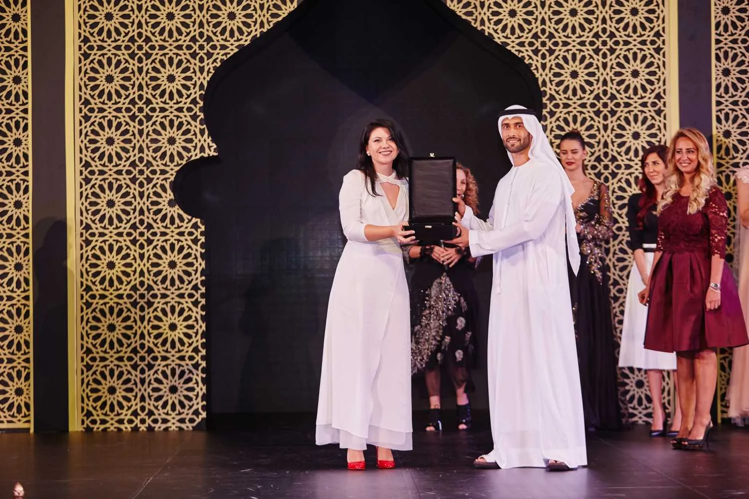 Kateryna Nechyporenko recibe el premio del concurso de jóvenes diseñadores de la Yas Mall Fashion Week en Abu Dabi, 2016