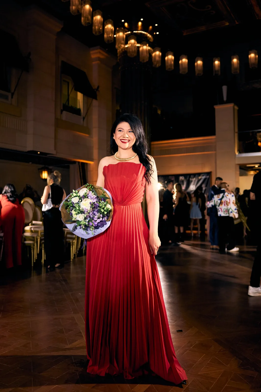 Kateryna Nechyporenko con un vestido plisado rojo de REPULO'S