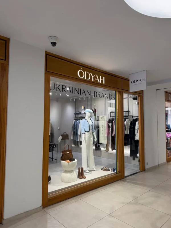 Вітрина бутіка ÓDYAH з написом Ukrainian Brands у ТЦ Slovanský dům у Празі, де продається український бренд одягу REPULO'S
