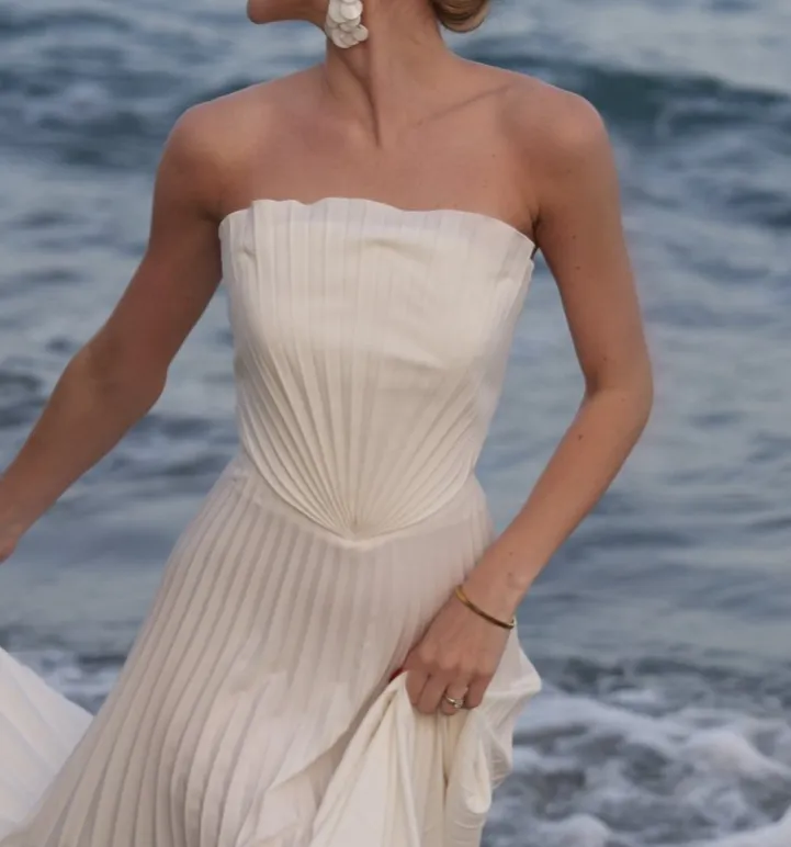 Plissé du bustier de la robe Shell qui s'ouvre en éventail comme un coquillage